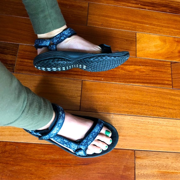 Teva Hurricane Sandals with Blue Hibiscus Straps - Picture 3 of 14